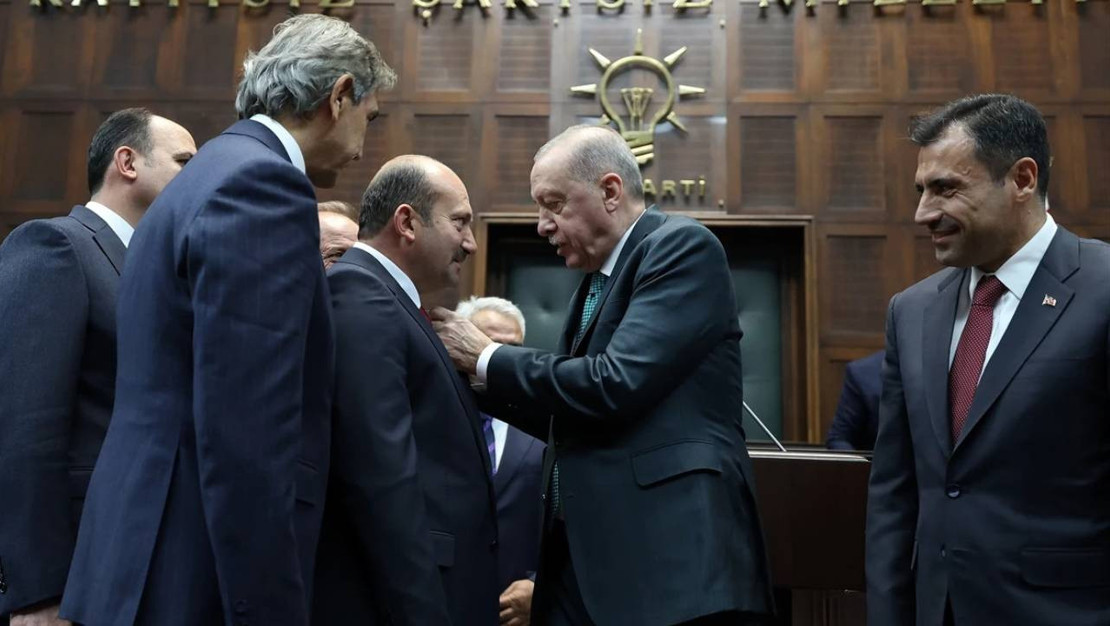 recep-tayyip-erdogan-iki-belediyeye-ak-parti-rozeti-takti