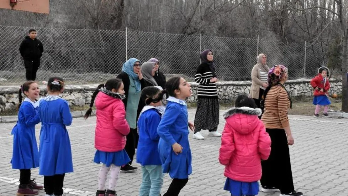 aksaray-in-salvarli-kadinlarindan-voleybol-gosterisi