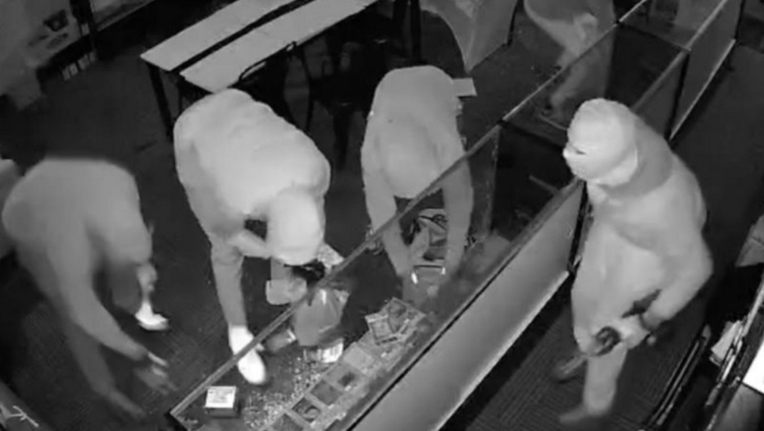 los-angeles-taki-soygunda-300-bin-dolar-degerinde-pok-mon-karti-calindi