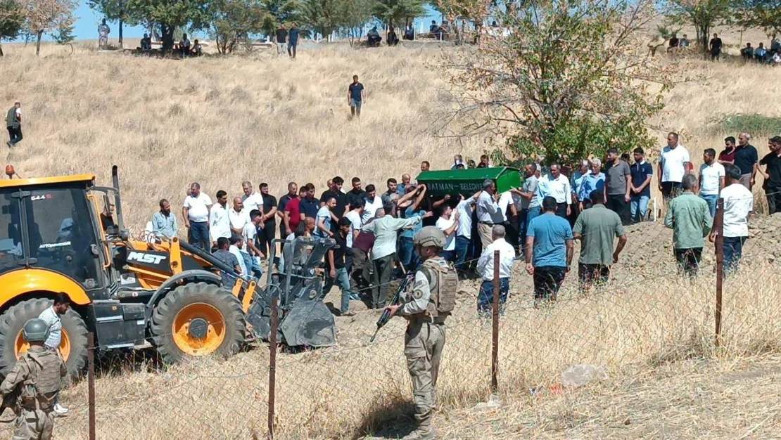 batman-da-aile-cenazeleri-topraga-verildi