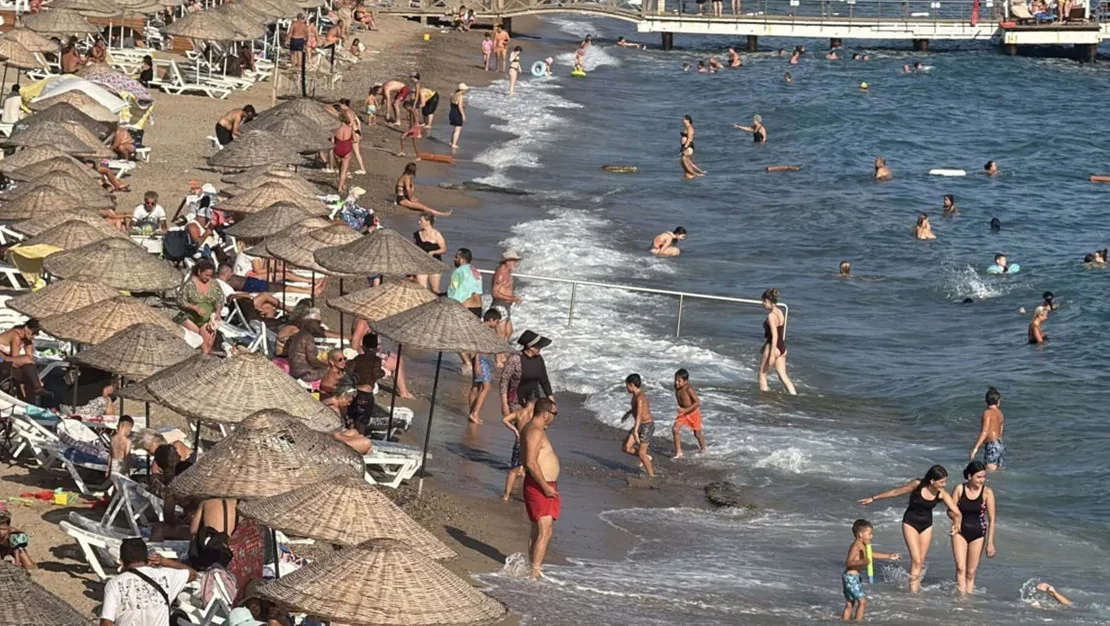 yerli-ve-yabanci-turistler-denize-girdi