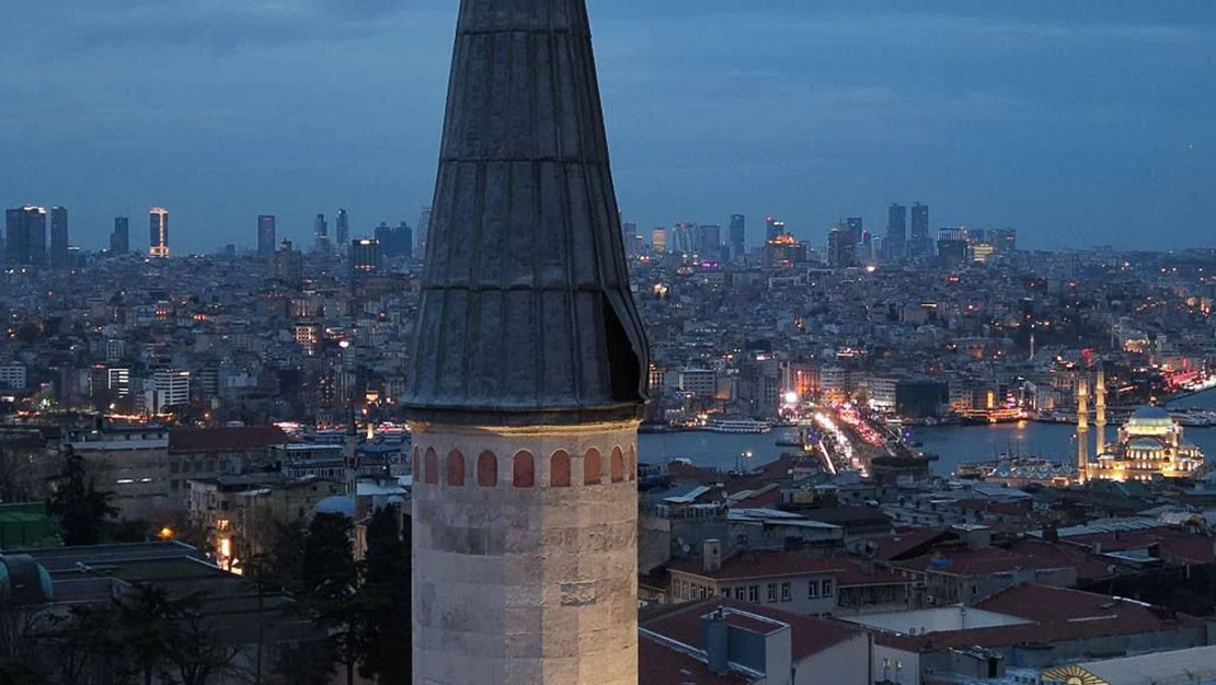 beyazit-camii-nde-lodos-nedeniyle-minare-hasar-gordu