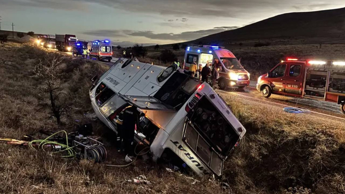 afyonkarahisar-da-yolcu-otobusu-kaza-yapti-iki-olu-21-yarali