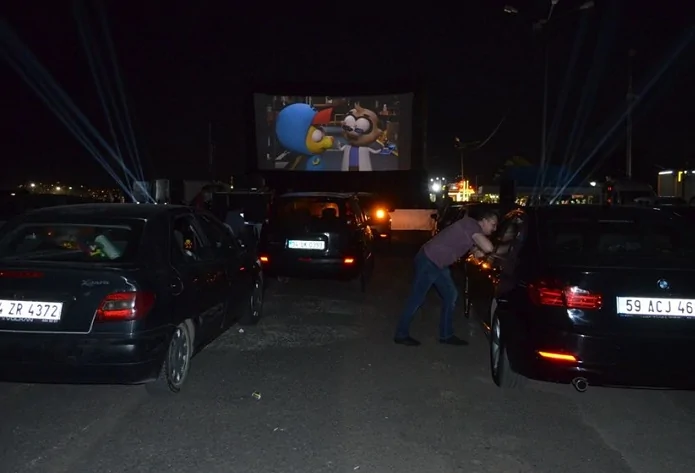 Açık havada arabalı çizgi film Açık havada arabalı çizgi film