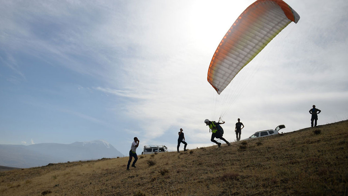 parasut-pilotu-evinde-bulundu