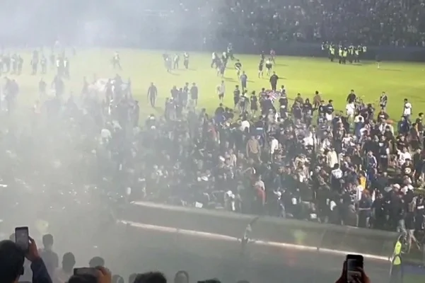 Futbol maçında izdiham: 174 ölü