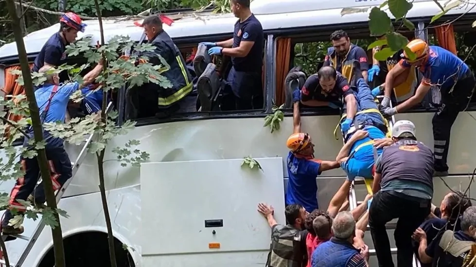 Tur otobüsü devrildi! Ölüler ve yaralılar var