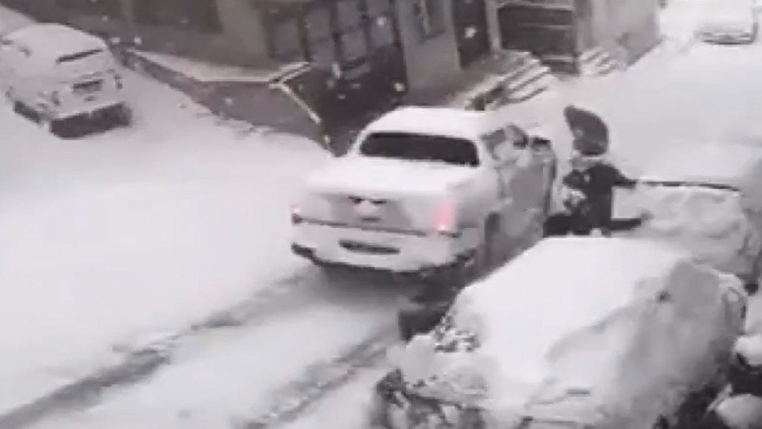 yokusta-kontrolu-kaybeden-pikap-cocuklara-carpti