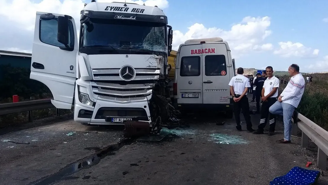 tir-ve-servis-minibusu-carpisti-3-olu-8-yarali