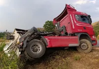 kum-yuklu-tir-devrildi-surucu-yaralandi