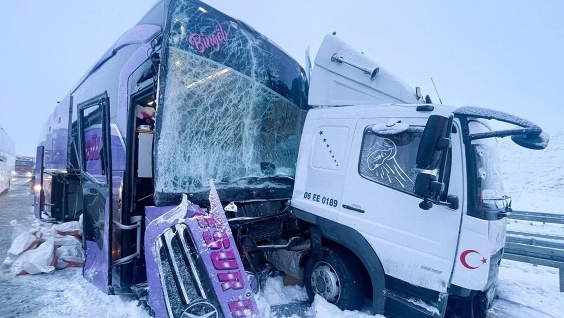 kars-ta-yolcu-otobusu-kamyona-carpti-9-yarali