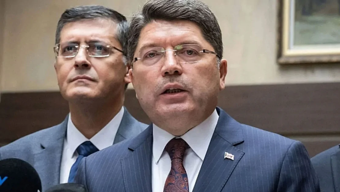 bakan-tunc-feto-cu-telefonunu-inceliyor