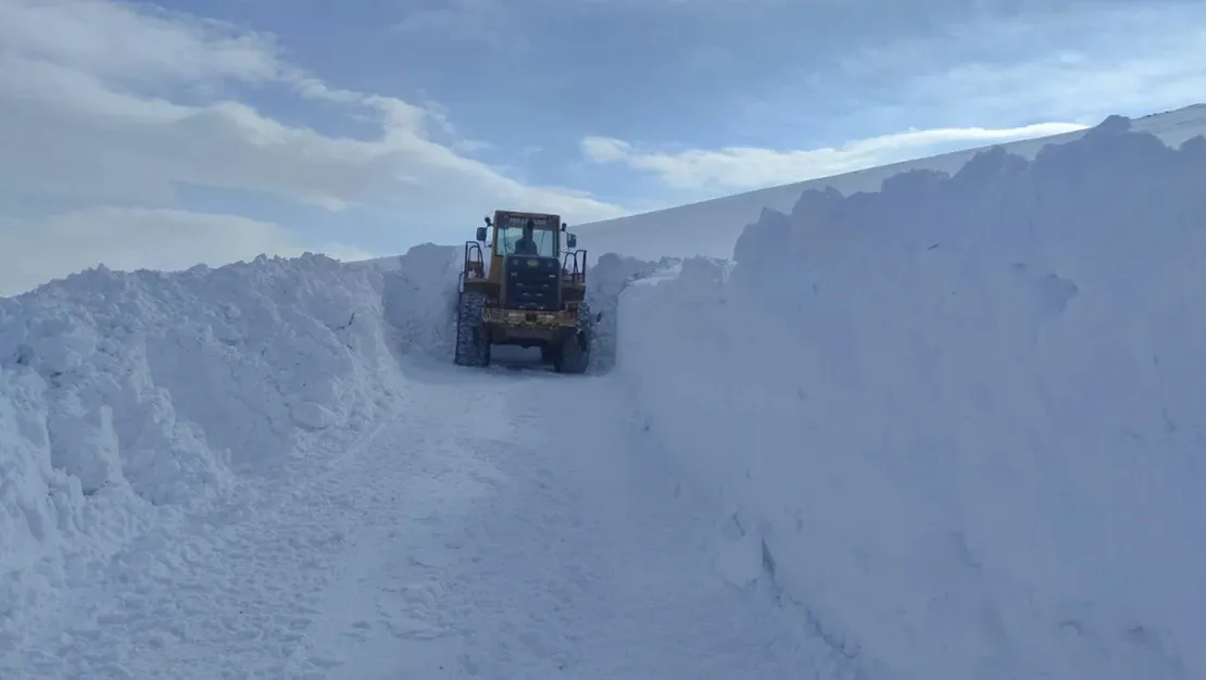 turkiye-iran-sinirinda-karla-mucadele-calismalari