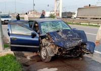 otomobil-emniyet-seridinde-duran-tankere-carpti