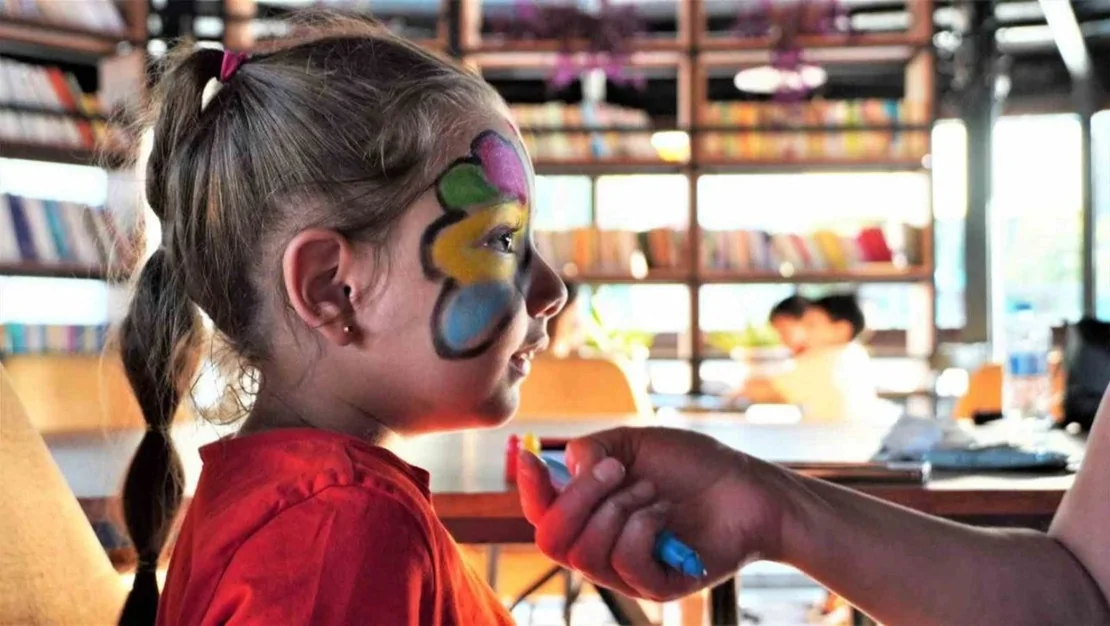 cocuklar-icin-kozmetik-tehlikeli-urunlerdir