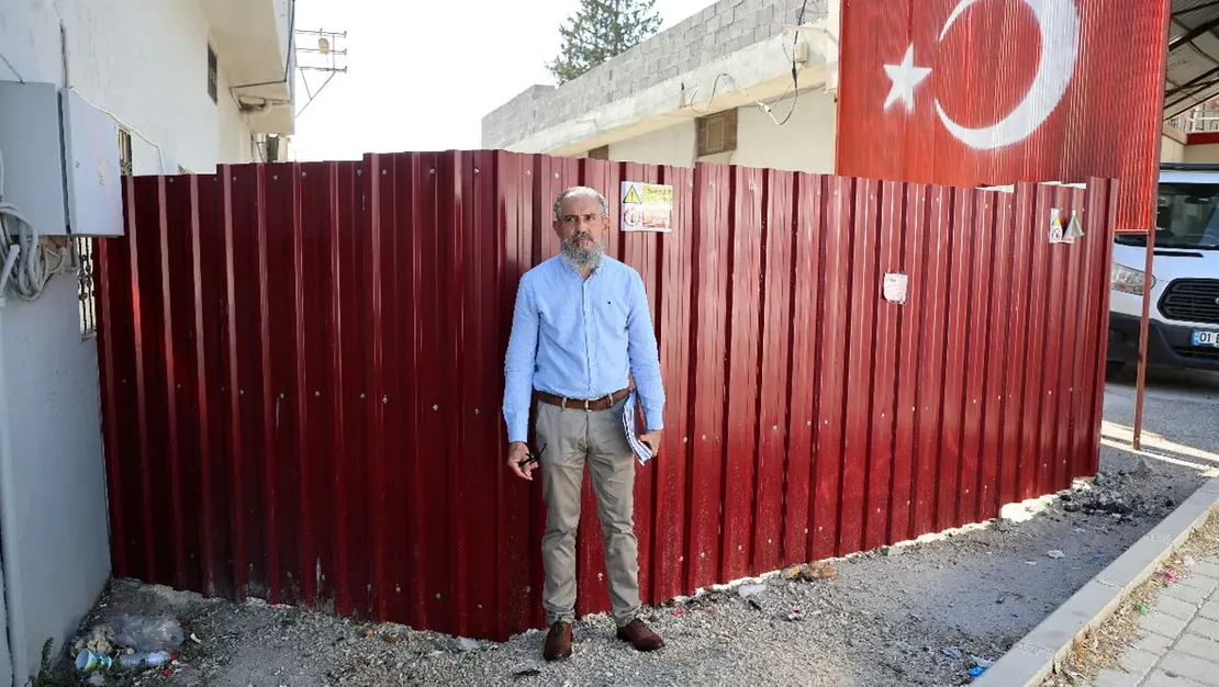 adana-da-sokagin-girisini-kapatmis