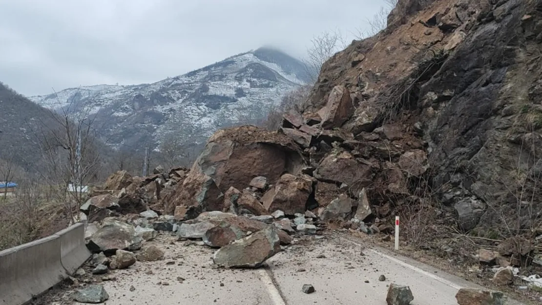 heyelan-nedeniyle-baglanti-yolu-kapandi