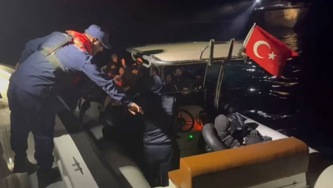 izmir-aciklarinda-28-duzensiz-gocmen-kurtarildi