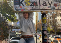 gencler-kizilay-tabelasina-asilarak-fotograf-cektiriyor