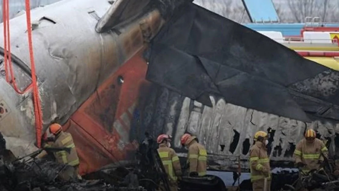 guney-kore-de-kaza-sonrasi-aileler-tepki-verdi-jeju-air-ucagi-179-kisinin-olumune-neden-oldu-aileler-pilotun-suclandigini-dusunuyor-ucak-bariyere-carpip-alev-aldi-sorusturma-acik-kanitlar-sundugunu-belirtildi-adil-inceleme-talep-edildi