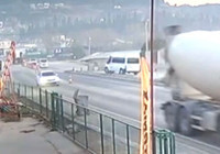 motosiklet-surucusu-minibus-altinda-kaldi