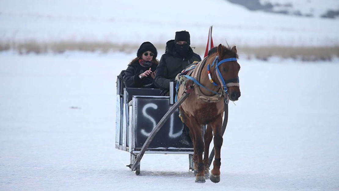 cildir-golu-buzla-kaplanip-turistik-ziyaretcileri-agirliyor