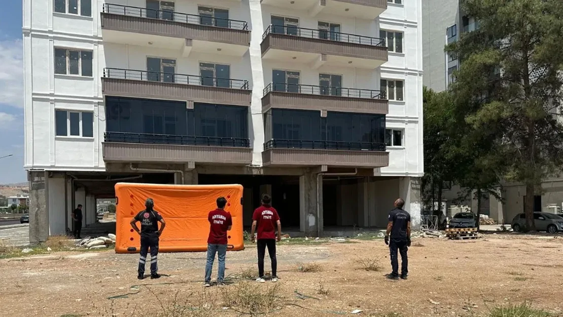 isciler-paralarini-alamayip-catiya-cikti