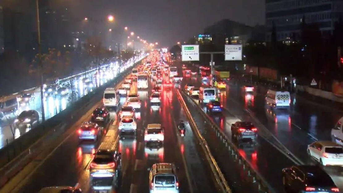 istanbul-da-saganak-trafigi-etkisi-suruyor