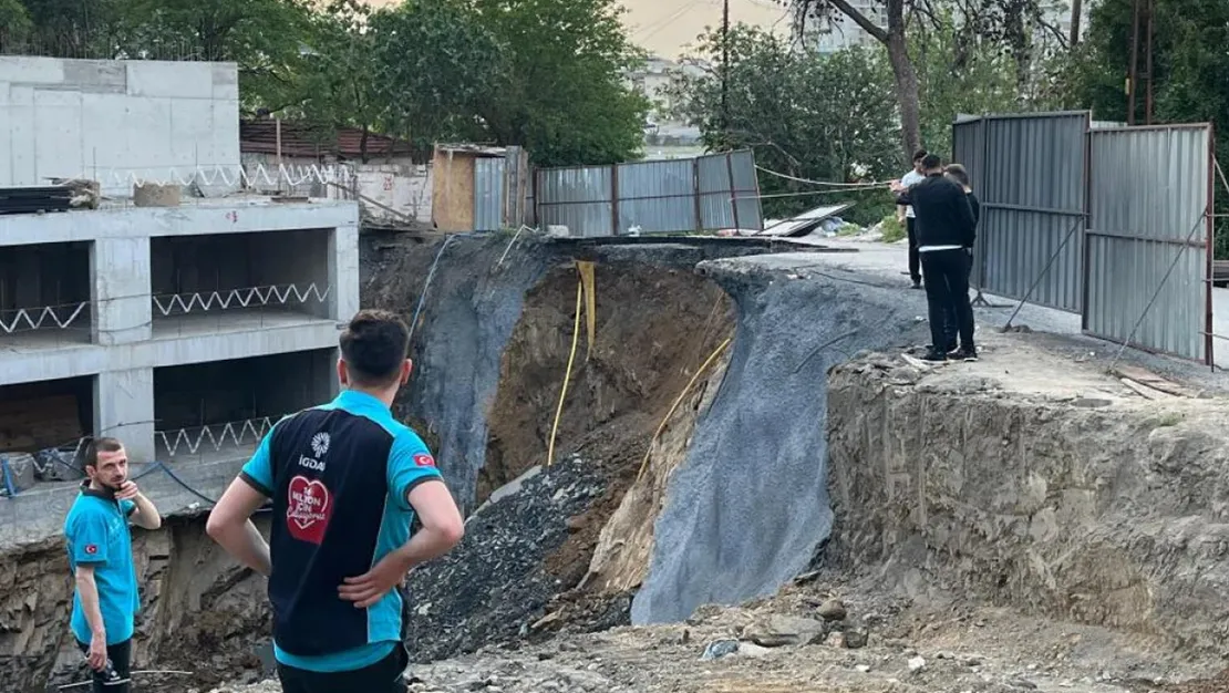 gaziosmanpasa-da-yol-coktu-panige-neden-oldu