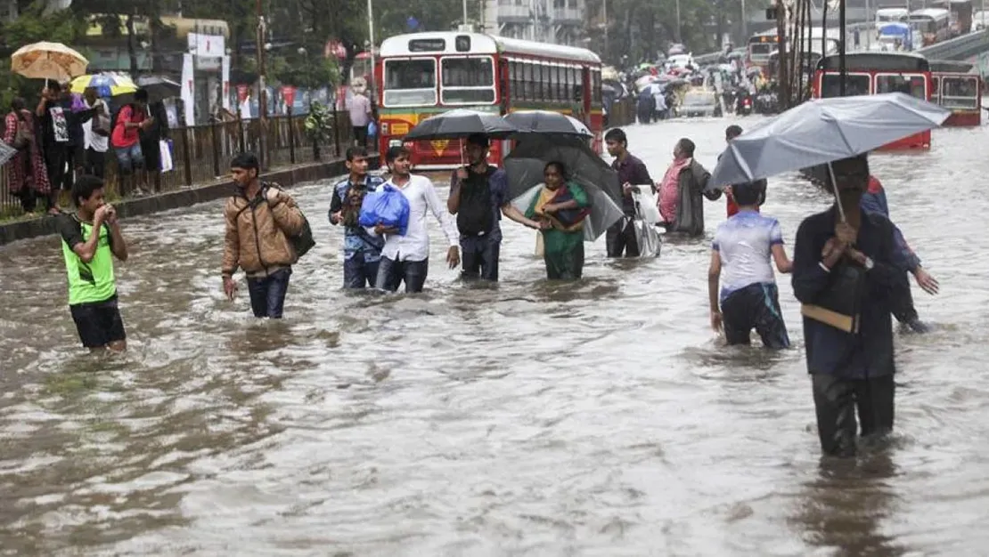 hindistan-da-siddetli-yagislar-22-can-aldi