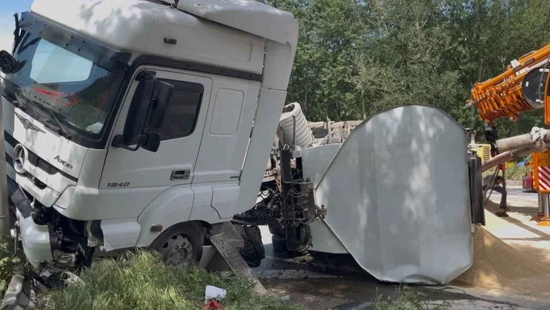 yem-yuklu-tir-devrildi-trafik-aksadi