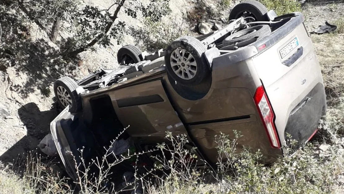 sivas-ta-arac-devrildi-6-yarali