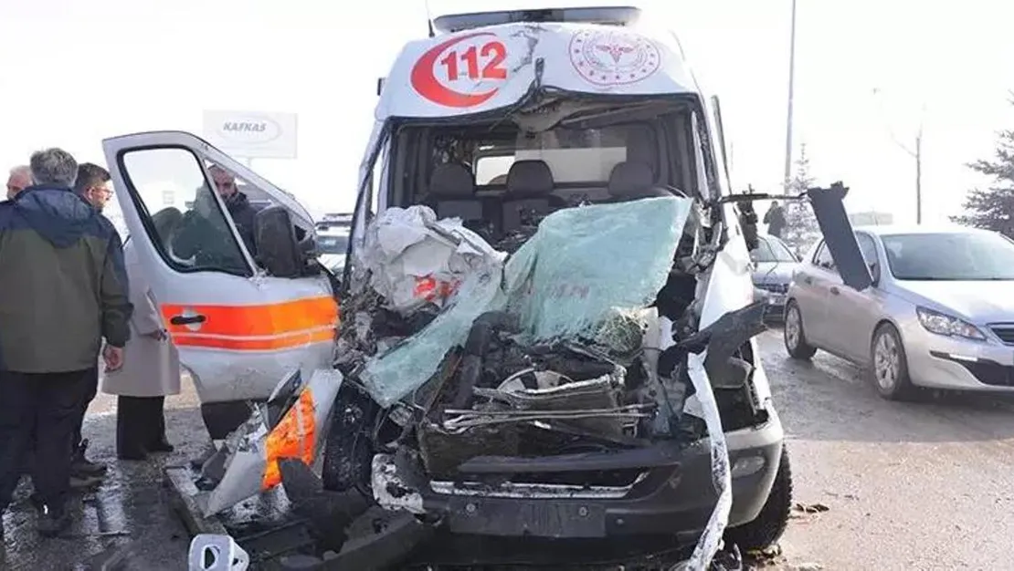 erzurum-da-ambulansin-tira-carpmasiyla-kazada-yaralandilar