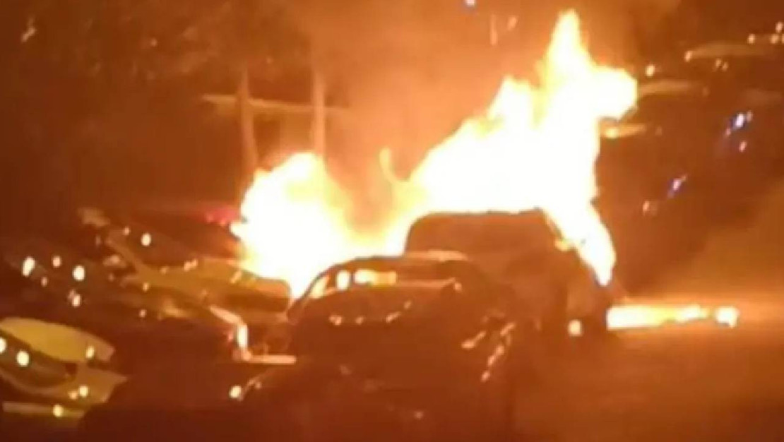 besiktas-ta-park-halindeki-araclarda-yangin-cikti