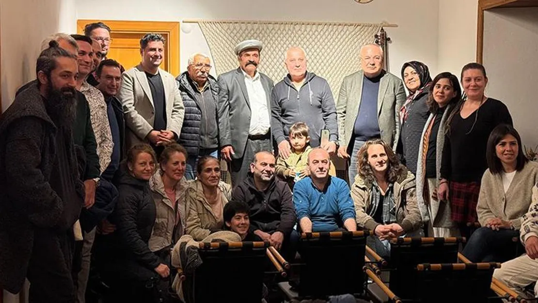 uc-telli-saz-sanatcilari-antalya-da-bulustu