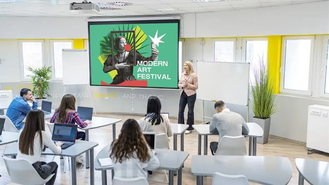 panasonic-en-kucuk-8-000lm-projektorlerini-tanitti