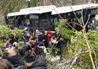 kocaeli-nde-yolcu-otobusu-sarampole-yuvarlandi