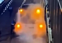 avcilar-da-metrobusun-motorunda-yangin-cikti