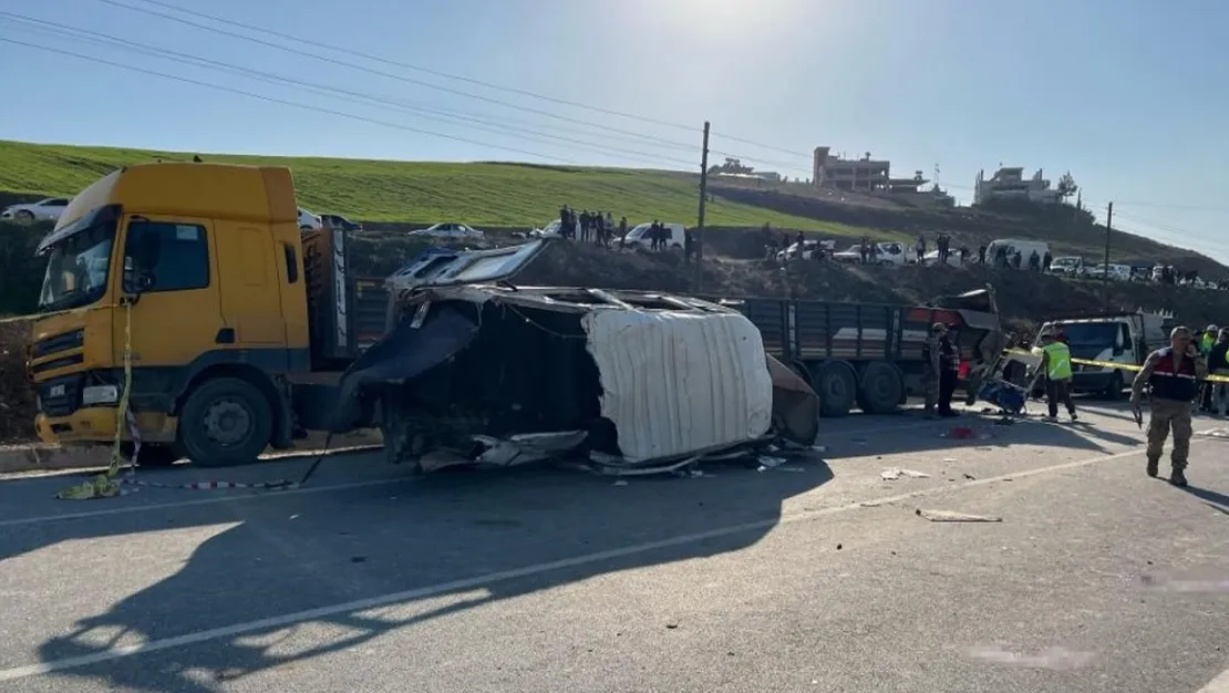 hatay-da-servis-tirla-carpisti-6-olu