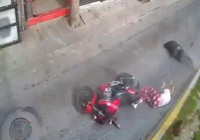 avcilar-da-motosiklet-kazasi-guvenlik-kamerasinda-goruntulendi