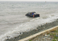 yalova-da-kontrolden-cikan-pikap-denize-dustu