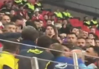 mert-hakan-yandas-ile-tribunler-arasinda-tartisma