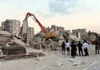 yikim-calismalari-sirasinda-bina-coktu