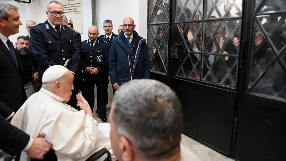 papa-cezaevindeki-mahkumlari-ziyaret-etti