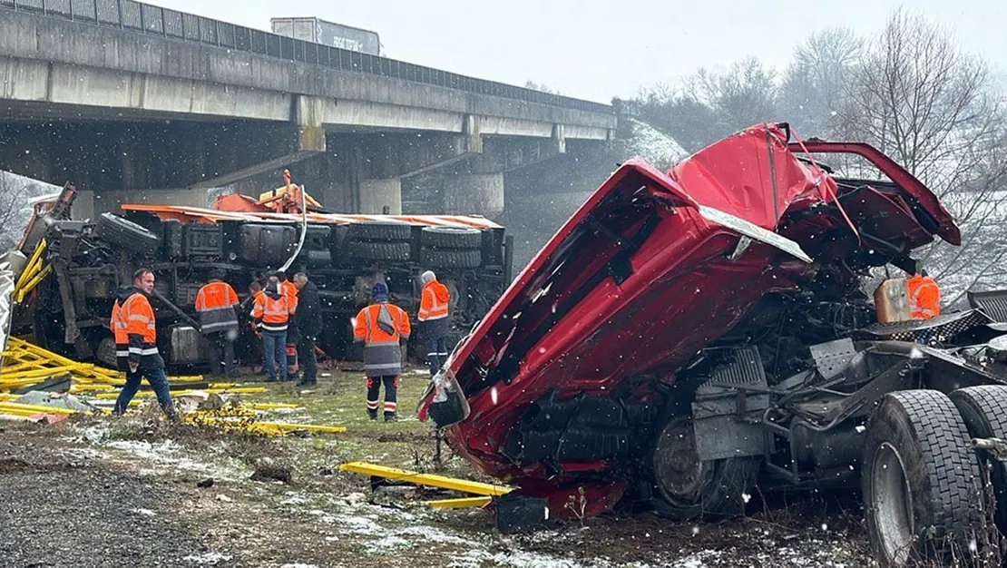 kar-kureme-araci-ve-tir-carpisti