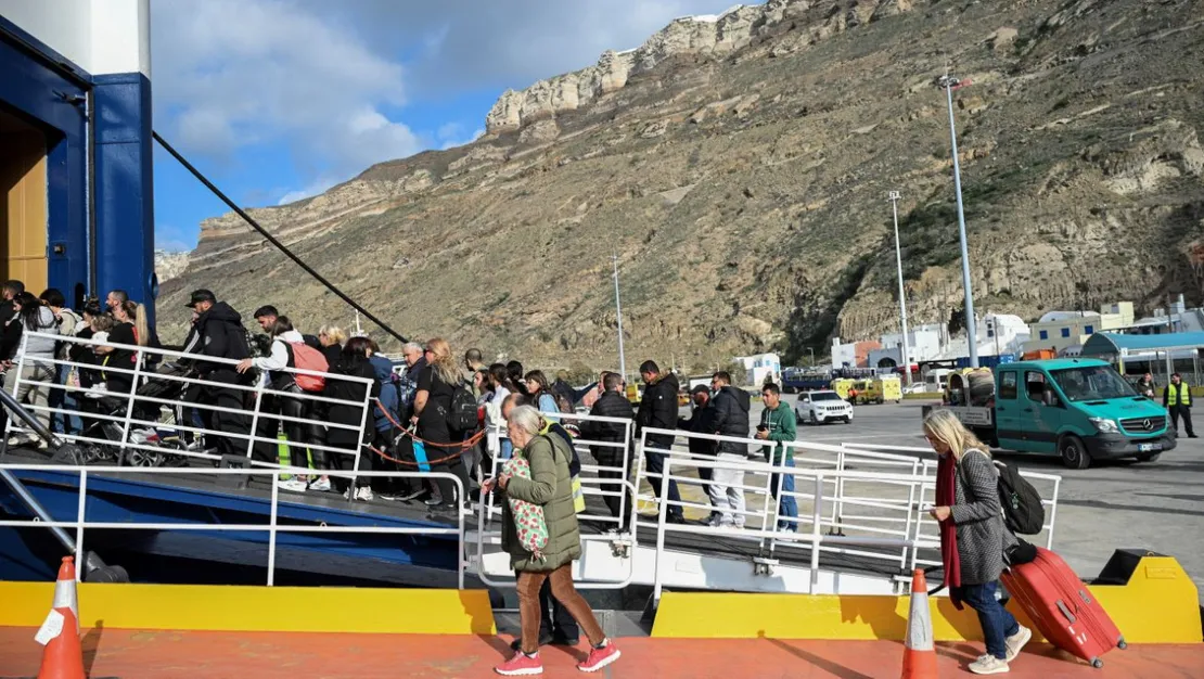 santorini-den-kacis-depremler-gunlerce-surebilir