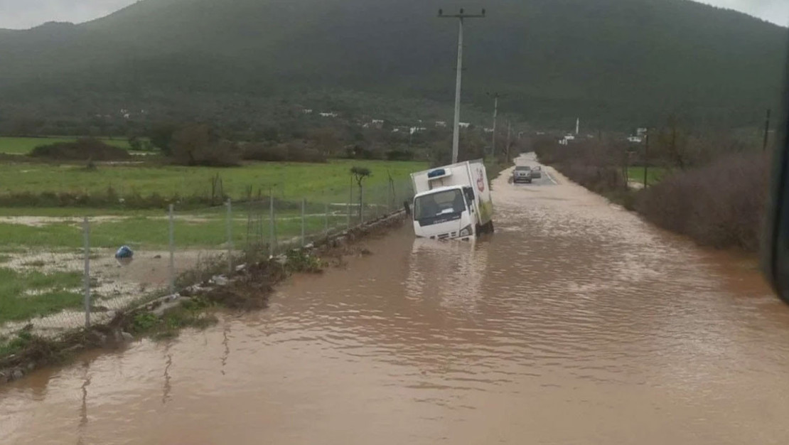 izmir-de-saganak-yagislar-su-baskinlarina-yol-acti