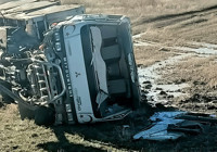 kamyon-kazasi-sarampole-devrildi-surucu-yarali