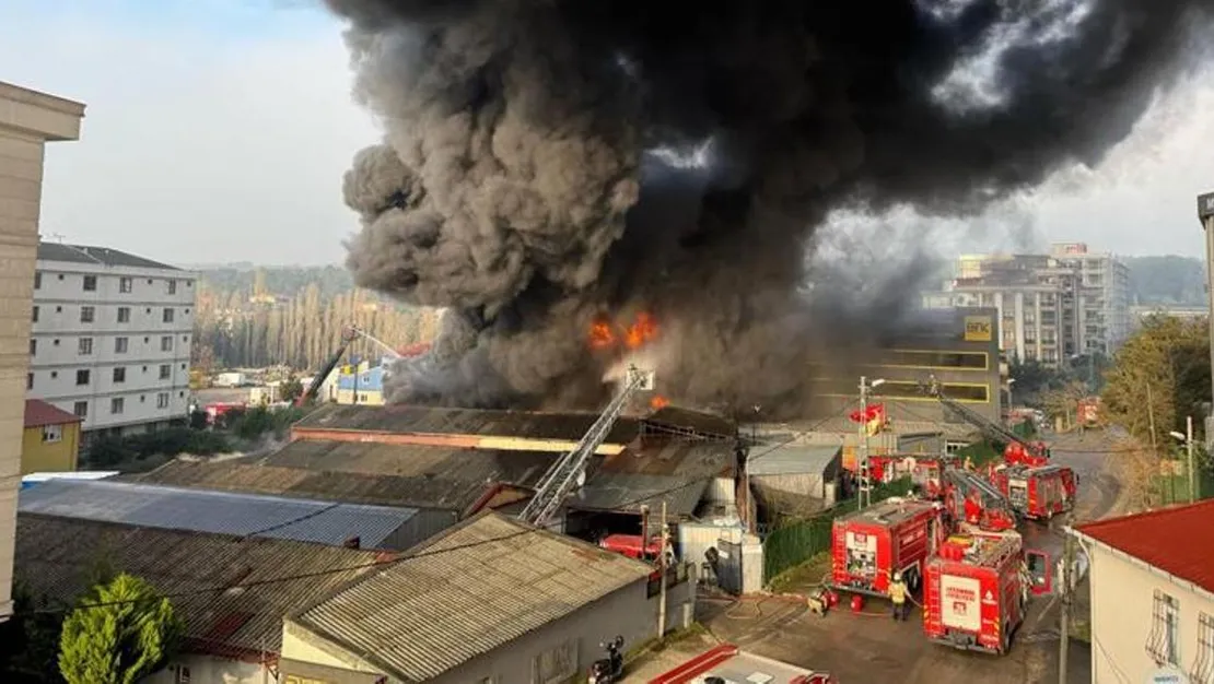 cekmekoy-de-fabrika-yanginina-itfaiye-mudahalesi