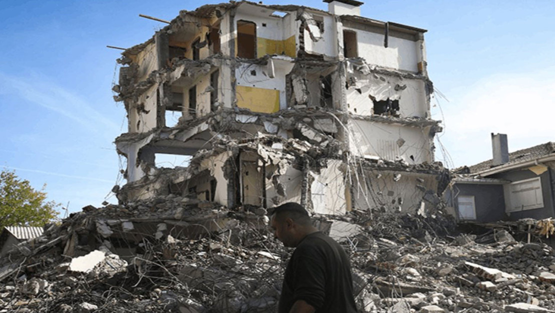 sindirgi-da-kontrol-altinda-18-bina-yikildi